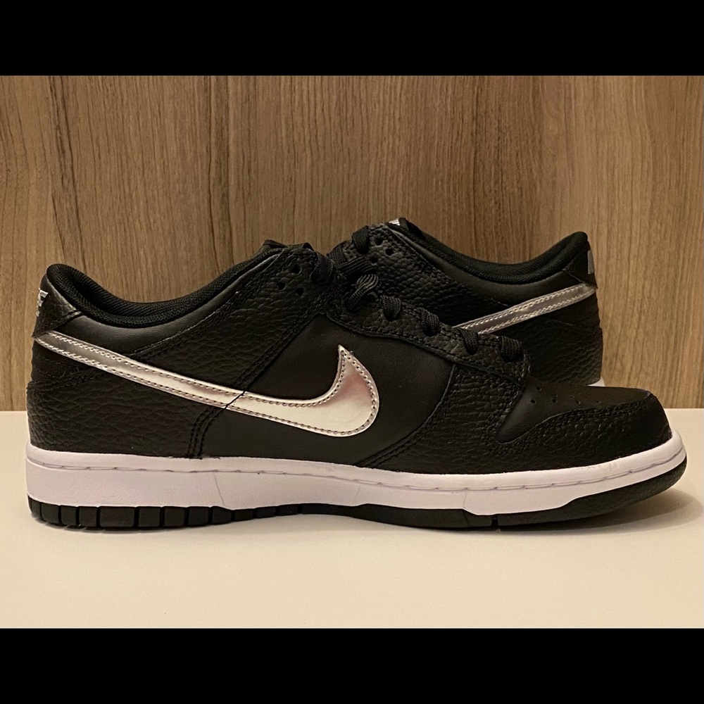 Nike Dunk Low GS x NBA Spurs DC9560-001 Black White Silver Chrome Grey Size 6.5Y - Picture 4 of 11